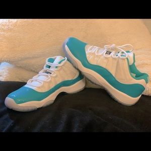 Dead stock- Air Jordan 11 Retro Low GG - size 6y